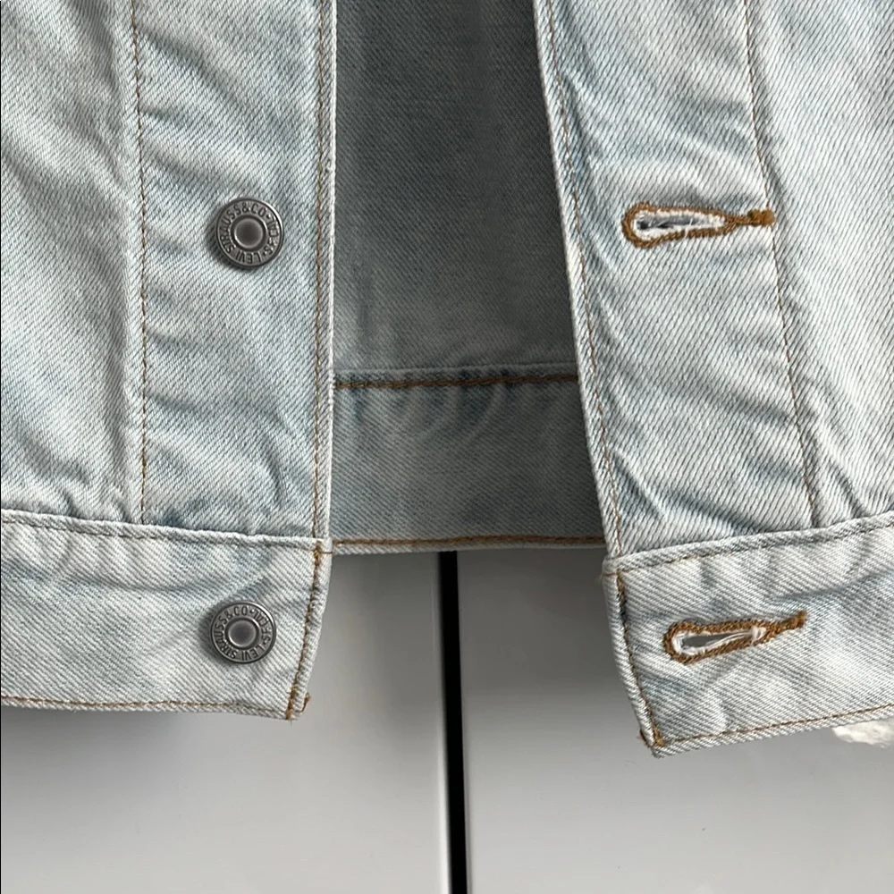 LEVI’S NWOT Light Blue Embroidered Denim Jacket, Size M - Picture 7 of 14